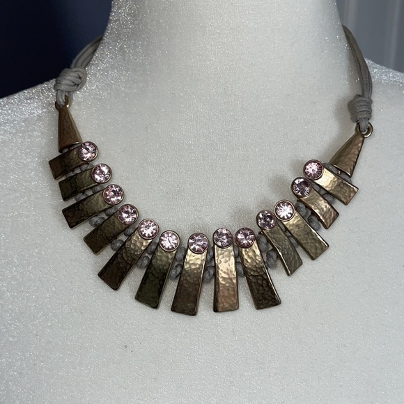 Gray, gold hammered pink stone statement necklace - Picture 6 of 9